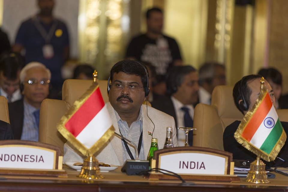  Hon’ MoS (IC) for Petroleum and Natural Gas at the  6th Asian Ministerial Energy Roundtable (AMER6)  held in Doha (9-10  Nov 15)  